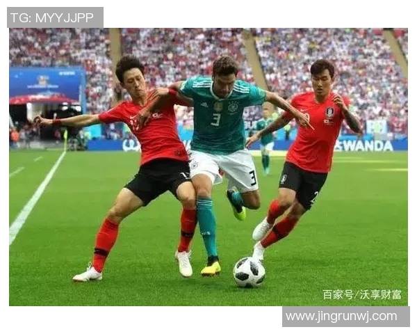 足球比赛中多人传跑配合战术与单点突破效率比较