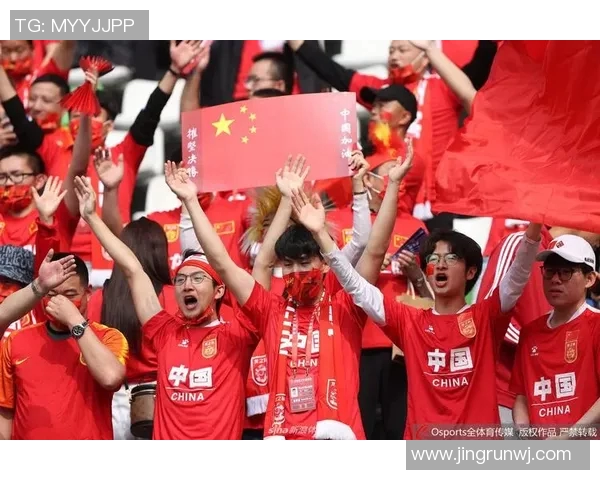 球迷高唱国歌全场合唱，画面震撼人心