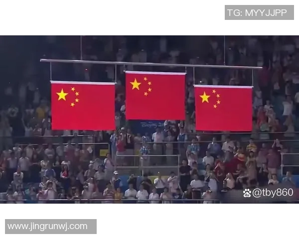 球员身穿国旗庆祝夺冠，感动无数网友